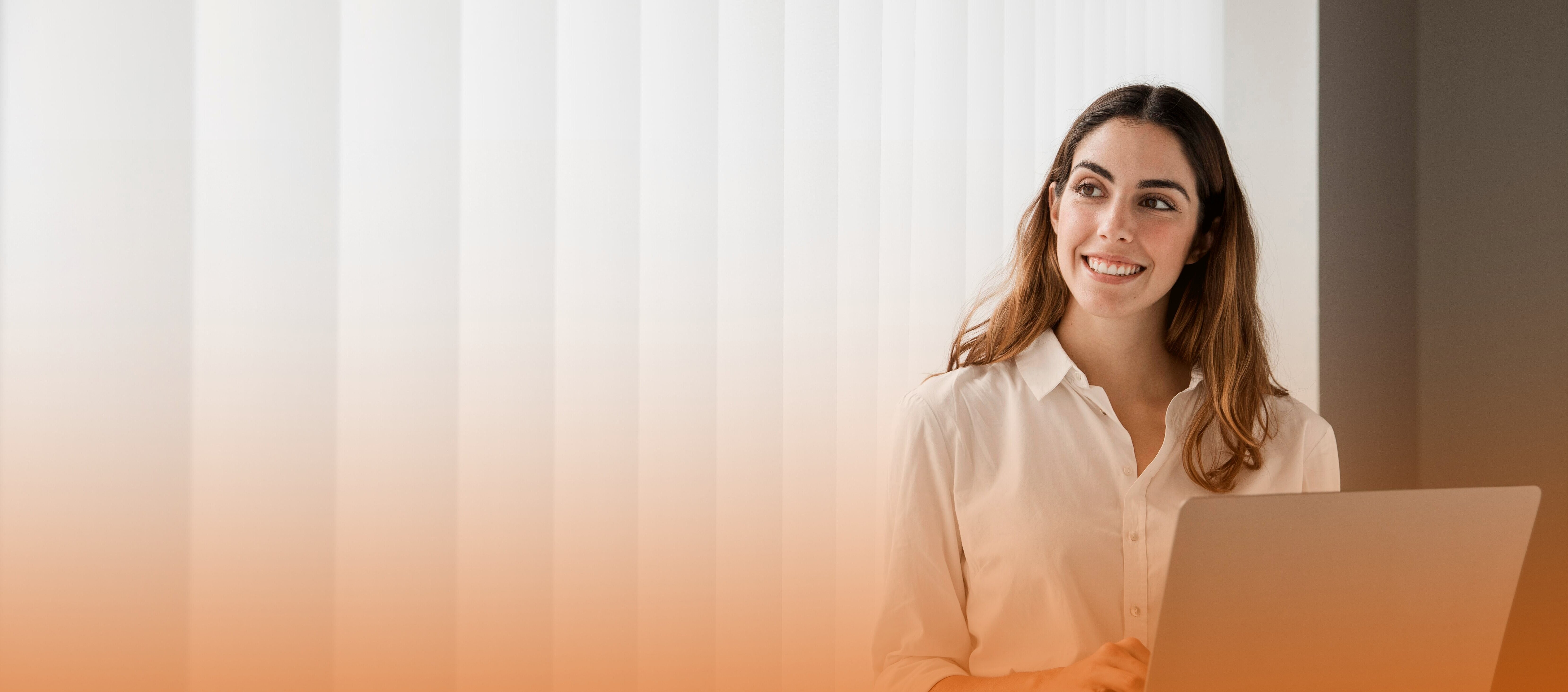 Lächelnde Frau mit aufgeklapptem Laptop in den Händen schaut zur Seite